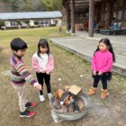 たき火で焼きマシュマロ